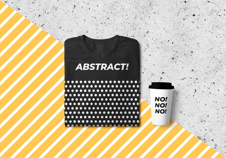 Gefaltetes T-Shirt mit einem Papierbecher