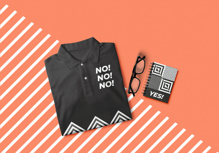 Gefaltetes T-Shirt mit Notizblock und Brille