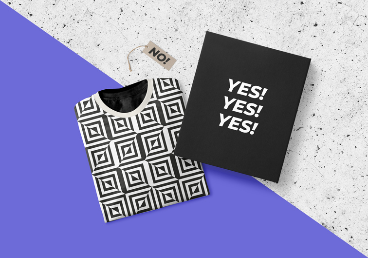 Gefaltetes T-Shirt mit einem Paket und einem Etikett