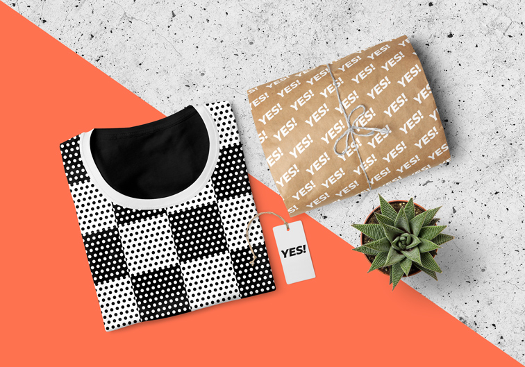 Gefaltetes T-Shirt mit eingepacktem Geschenk