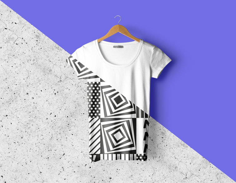 Hängendes T-Shirt auf geteiltem Hintergrund