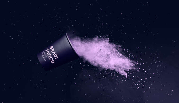 Poudre de couleur sur un fond sombre