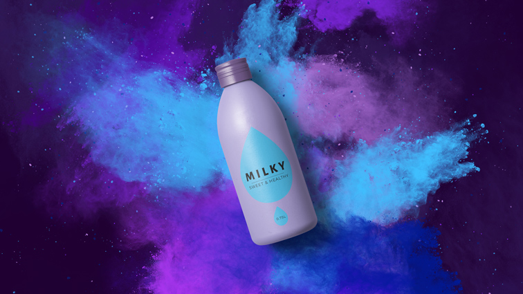 Bouteille de lait sur un fond de fumée coloré