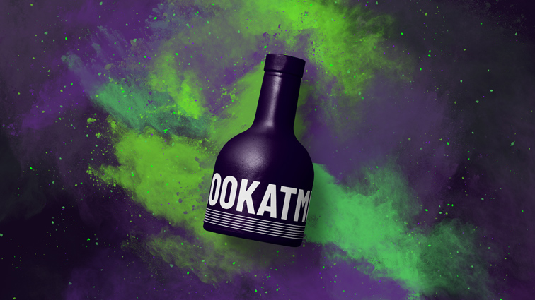 Bouteille de tequila sur un fond de fumée coloré