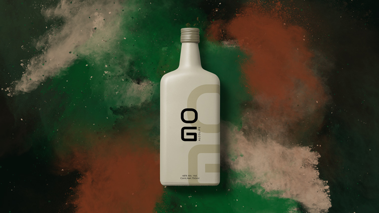 Bouteille d'alcool sur un fond de fumée coloré