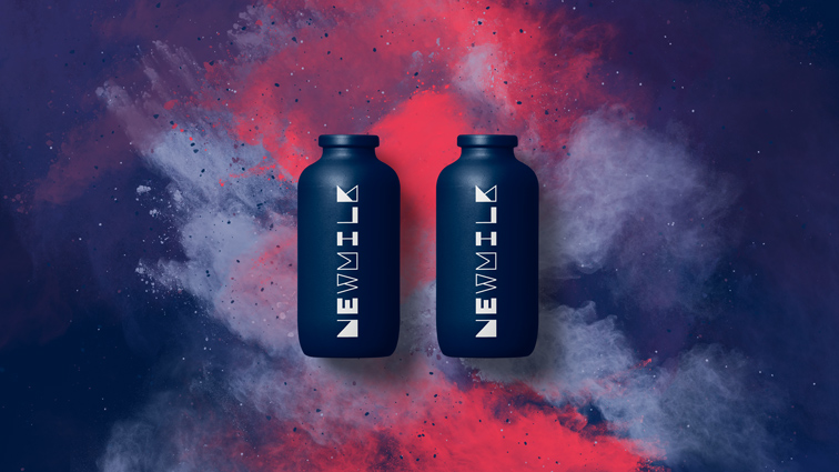 Bouteilles en verre sur un fond de fumée coloré