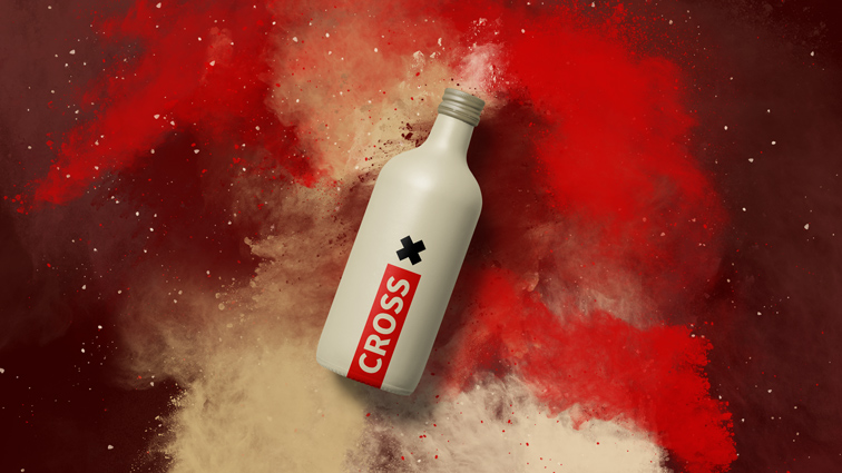 Bouteille de vodka sur un fond de fumée coloré