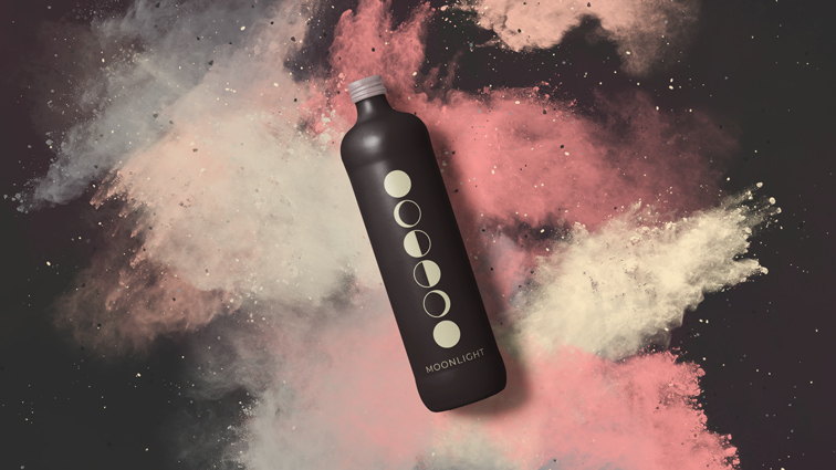 Longue bouteille sur un fond de fumée coloré