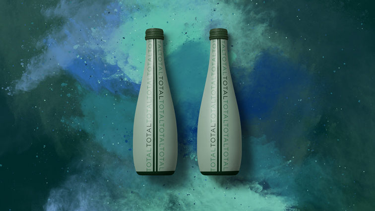 Bouteille de liqueur sur un fond de fumée coloré