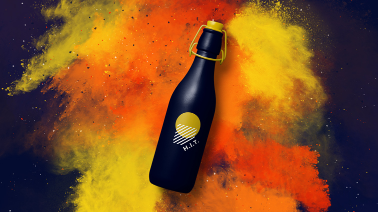 Bouteille de bière sur un fond de fumée coloré