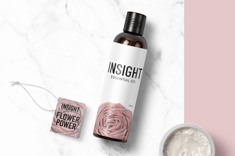 ハングタグと化粧品ボトル