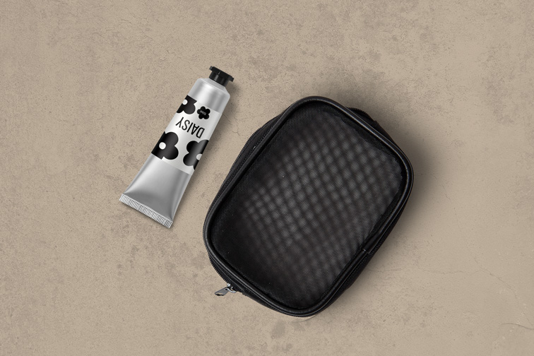 クリームチューブと化粧品袋