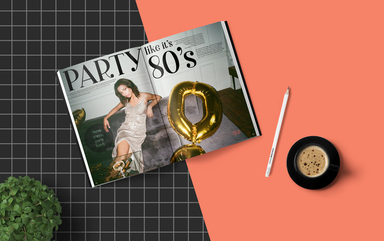 Magazine ouvert, crayon et une tasse de café