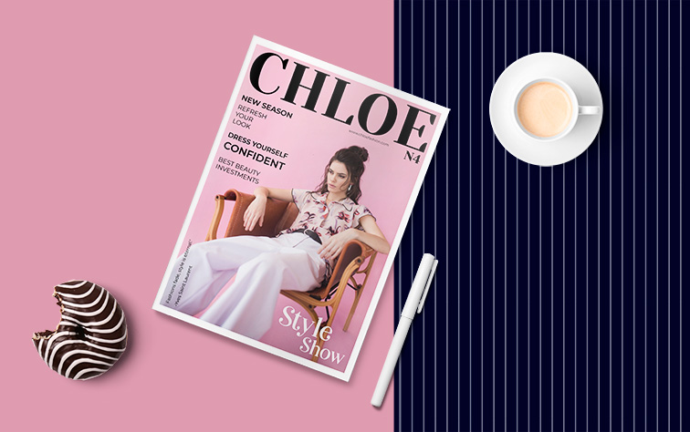 Magazine incliné sur un fond à motifs