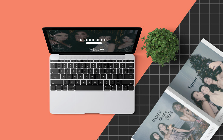 Ordinateur portable avec un magazine ouvert