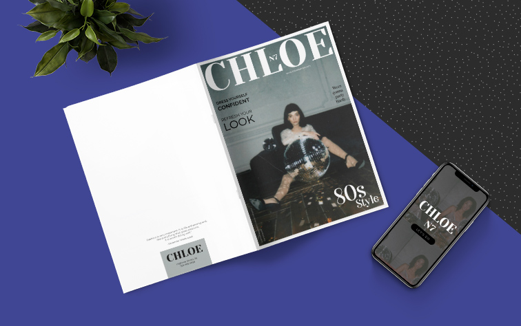 Magazine ouvert et iPhone sur un fond à motifs