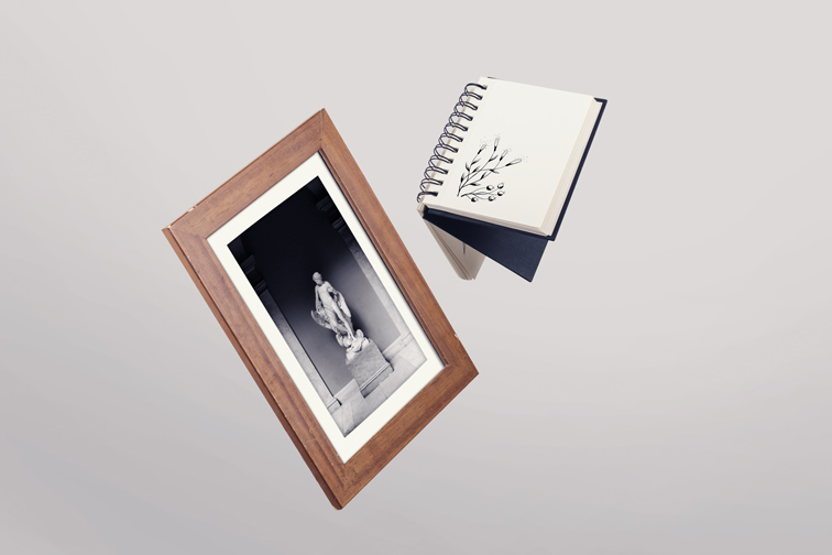 飛翔の開いているスケッチブックと写真たて