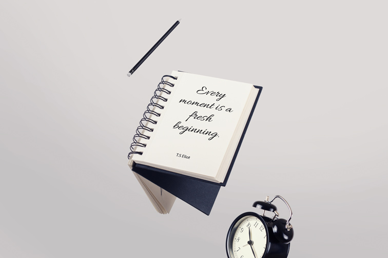 ハードカバーのリングノートやペン、目覚まし時計