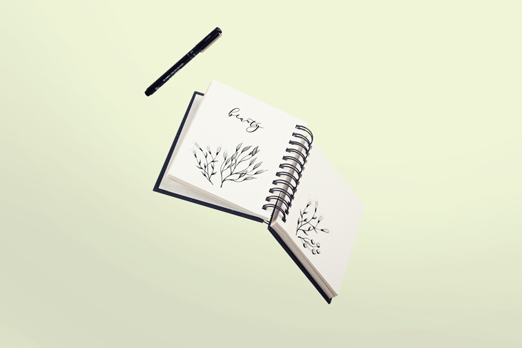 飛翔のハードカバーのスケッチブックとペン